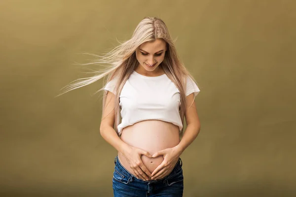 Mujer Feliz Embarazada Tocando Vientre Retrato Madre Embarazada Acariciando Vientre —  Fotos de Stock