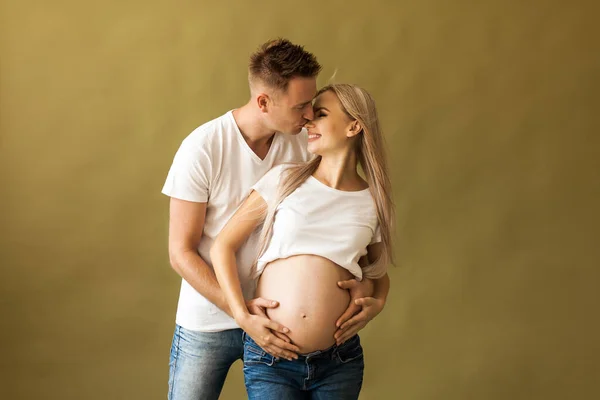 Imagen Una Pareja Embarazada Sonriente Sobre Fondo Beige Esposo Tocando — Foto de Stock