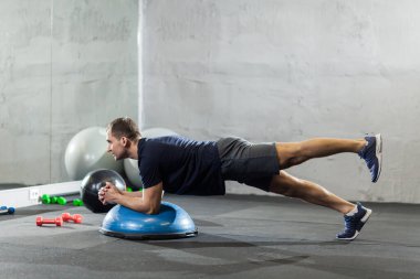 Spor salonunda egzersiz yapan yakışıklı bir adam.