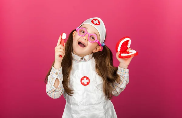 Pequeña Chica Dentista Médico Fresco Traje Médico Con Una Mandíbula — Foto de Stock