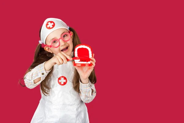 Liten Cool Läkare Tandläkare Flicka Medicinsk Kostym Med Leksak Käke — Stockfoto