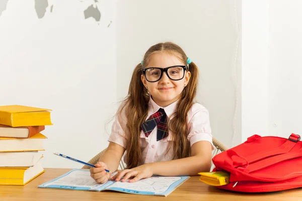 Educación Concepto Escolar Niña Sonriente Con Gafas Sol Con Muchos — Foto de Stock