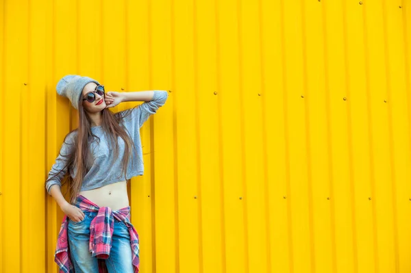 Moda Hermosa Mujer Joven Pelo Largo Sombrero Gafas Sol Posando — Foto de Stock