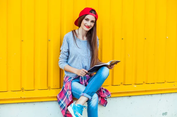 Hermosa Chica Moda Aprendiendo Con Cuaderno Sentado Calle —  Fotos de Stock
