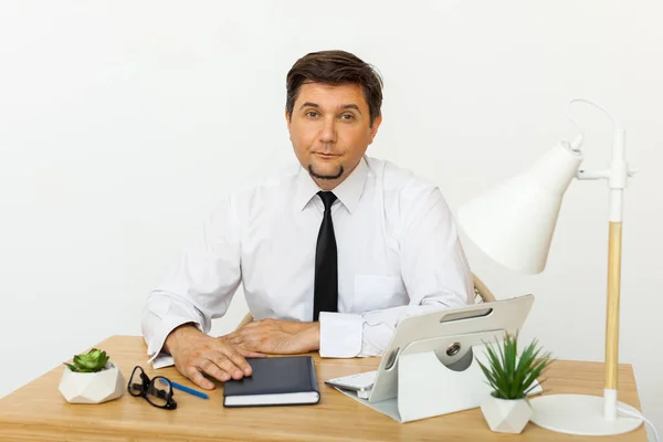 Retrato Luminoso Empresário Meia Idade Camisa Branca Gravata Ele Está — Fotografia de Stock