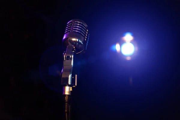 Nahaufnahme Eines Retro Mikrofons Bei Einem Konzert Mit Schwarzem Hintergrund — Stockfoto