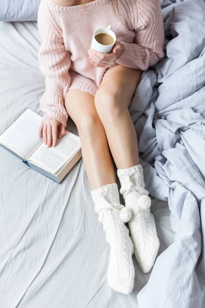 Vrouw Rust Houden Benen Warme Sokken Bed Met Morgens Koffie — Stockfoto