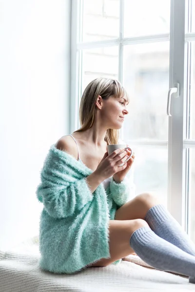 Hermosa Mujer Bebe Café Por Mañana Primavera Otoño Amanecer Café — Foto de Stock