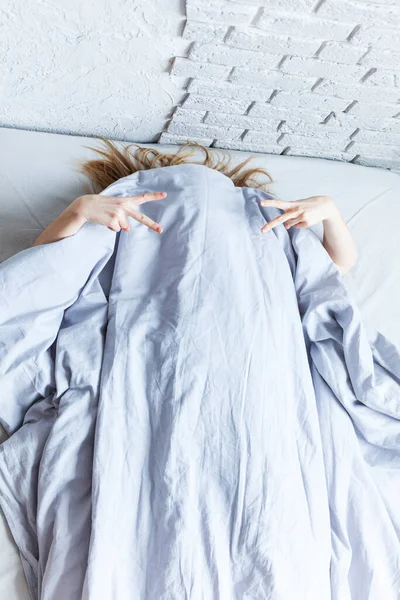 Schlafende Frau Bedeckt Gesicht Mit Decke Flach Gelegt Nahaufnahme Junger — Stockfoto