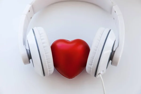 Auriculares Blancos Con Signo Corazón Rojo Medio Sobre Fondo Blanco — Foto de Stock