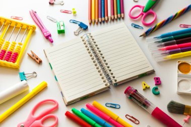 Okul ofis malzemelerinin olduğu boş bir defter fotokopi alanı olan bir masanın üzerinde. Okul konseptine dönelim..