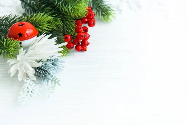 Karácsonyi Vagy Újévi Háttér Prémfa Ágak Vörös Bogyók Dekoráció Csillogó — Stock Fotó