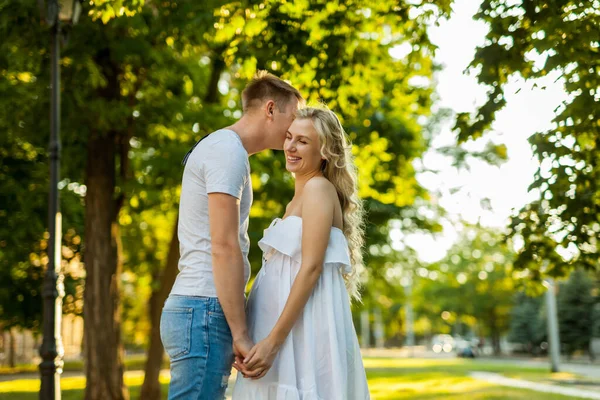 Happy Young Pregnant Woman Her Husband Walking City Park — Stock Photo, Image
