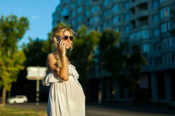 사람과 의사소통의 여성이 시내에 있는스 렌에서 스마트폰으로 전화를 — 스톡 사진
