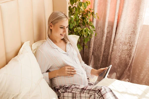 Bestellen Sie Kinderkleidung Glückliche Schwangere Mädchen Mit Tablet Surfen Internet — Stockfoto