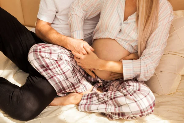 Concepto Embarazo Personas Hombre Feliz Abrazando Mujer Embarazada Casa —  Fotos de Stock