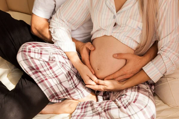 Konzept Schwangerschaft Und Menschen Glücklicher Mann Umarmt Schwangere Frau Hause — Stockfoto