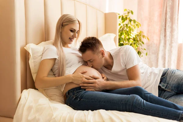 Happy Couple Pregnant Mother Husband Kissing Newborn Wife Belly Home — Stock Photo, Image