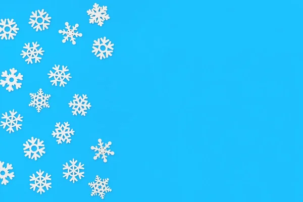 Kerst Wintercompositie Patroon Gemaakt Van Sneeuwvlokken Blauwe Achtergrond Kerstmis Winter — Stockfoto