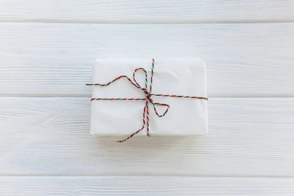 除夕之夜2021年圣诞佳节庆祝白色礼品盒糖果手杖 复制空间白色木制纹理背景最小风格 模版贺卡 — 图库照片