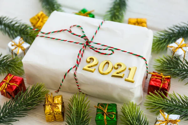 圣诞节礼物 2021年新年快乐 木制背景 手工制作的圣诞礼盒 冷杉枝 工艺用纸 顶视图 — 图库照片