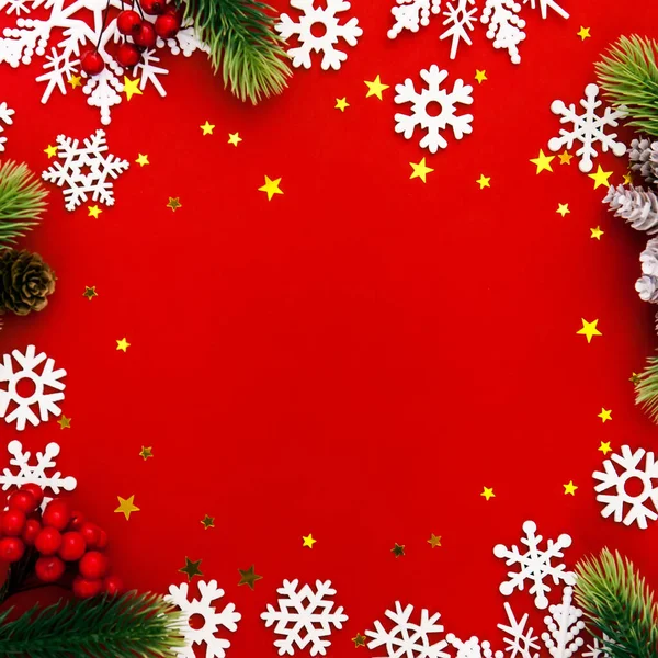 Красная Рождественская Открытка Рамке Елок Снежинки Ягод Звезд Праздничных Украшений — стоковое фото