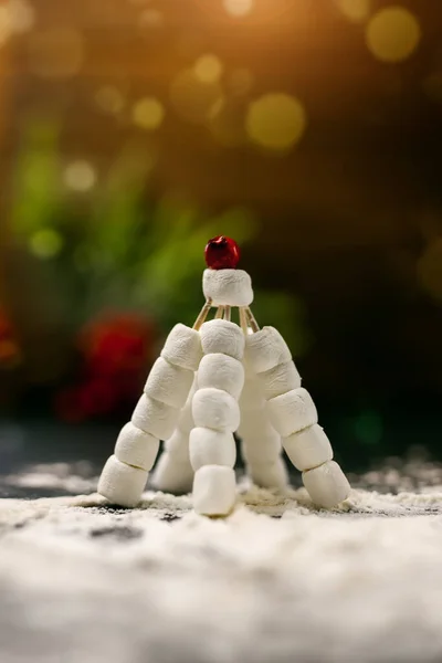 Karácsonyfa Mályvacukorból Fogpiszkálóból Vörös Bogyóból Cukor Háttéren Bokeh Karácsonyi Élelmiszer — Stock Fotó
