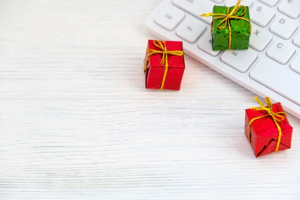 Red Green Presents Computer Keyboard Christmas Online Shopping Concept — Stock Photo, Image