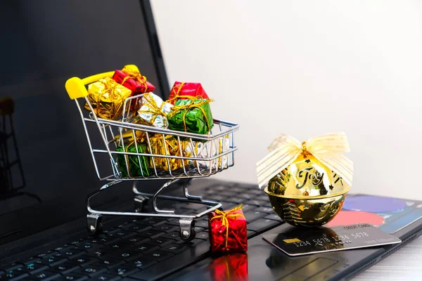 Online Shopping Concept Shopping Cart Small Gift Boxes Laptop Keyboard — Stock Photo, Image
