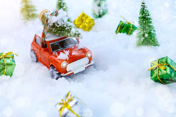 Choinka Czerwony Samochód Zabawki Rozmytym Tle Drzewa Śniegu Świąteczna Kartka — Zdjęcie stockowe