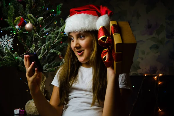 Smart Fröhliches Kind Einem Weihnachtsmann Hut Mit Smartphone Feiert Weihnachten — Stockfoto