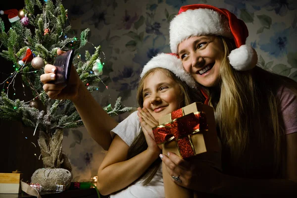 Barn Med Mor Santa Hattar Som Har Ett Videosamtal Juldagen — Stockfoto