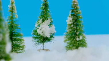 Noel ve Yeni Yıl tebrik kartı ve hediye teslimatı. Yılbaşı arifesinde kış yollarına çıkarlar. Kar ormanlarında bir sürü hediye taşıyan klasik mavi bir kamyon. Noel ve tatil konsepti