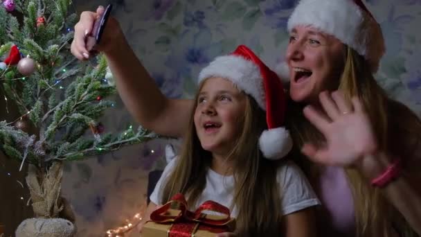 Criança Feliz Com Mãe Chapéus Papai Noel Ter Videochamada Natal — Vídeo de Stock