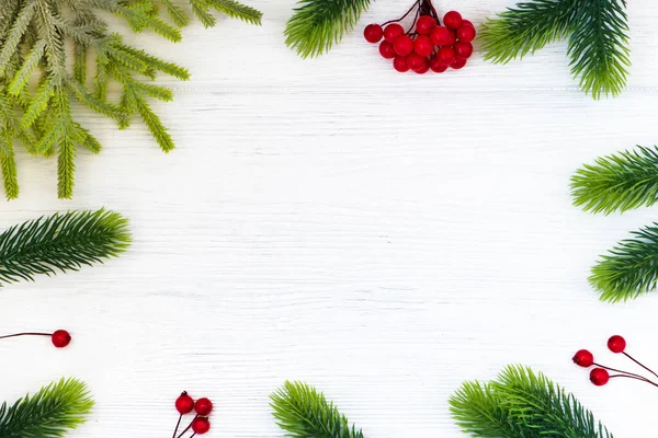 圣诞作文 圣诞树的枝条在白色的木制背景上 平面布局 顶视图 复制空间 — 图库照片