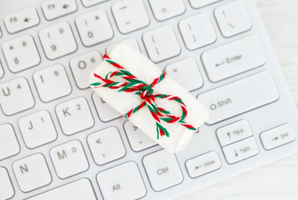 White Present Computer Keyboard Christmas Online Shopping Concept — Stock Photo, Image