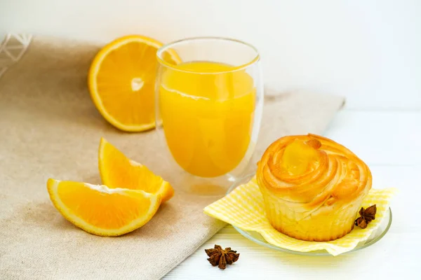 Orangenkuchen Und Orangensaft Und Orange Scheiben Und Keile Auf Weißem — Stockfoto