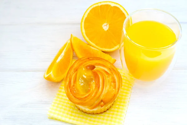 Orangenkuchen Und Orangensaft Und Orange Scheiben Und Keile Auf Weißem — Stockfoto