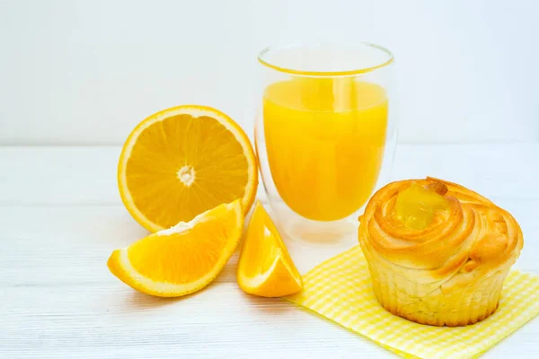 Orangenkuchen Und Orangensaft Und Orange Scheiben Und Keile Auf Weißem — Stockfoto