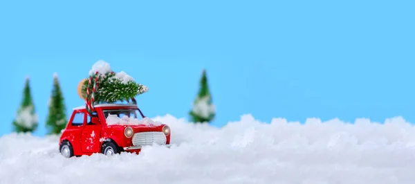 Χιονισμένο Δάσος Χειμώνα Μινιατούρα Κόκκινο Αυτοκίνητο Μεταφέρουν Ένα Χριστουγεννιάτικο Δέντρο — Φωτογραφία Αρχείου