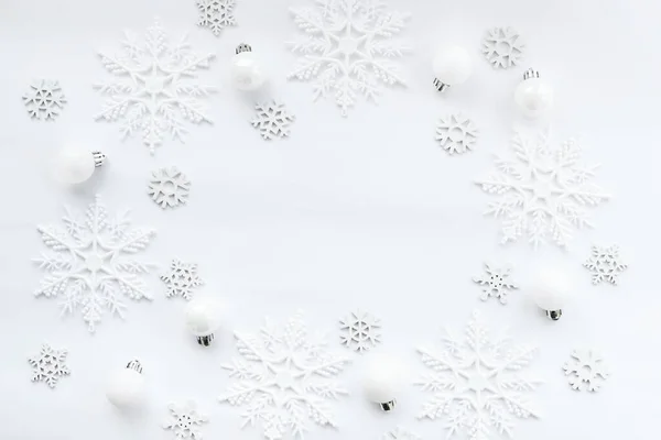 Kerst Winter Achtergrond Patroon Gemaakt Van Witte Ballen Sneeuwvlokken Witte — Stockfoto