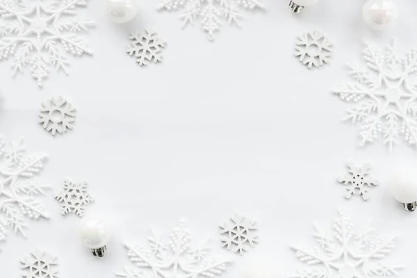 Fondo Navidad Invierno Patrón Bolas Blancas Copos Nieve Sobre Fondo —  Fotos de Stock