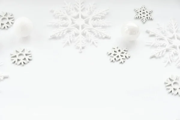 Karácsonyi Vagy Téli Háttér Fehér Golyókból Hópelyhekből Készült Minta Fehér — Stock Fotó