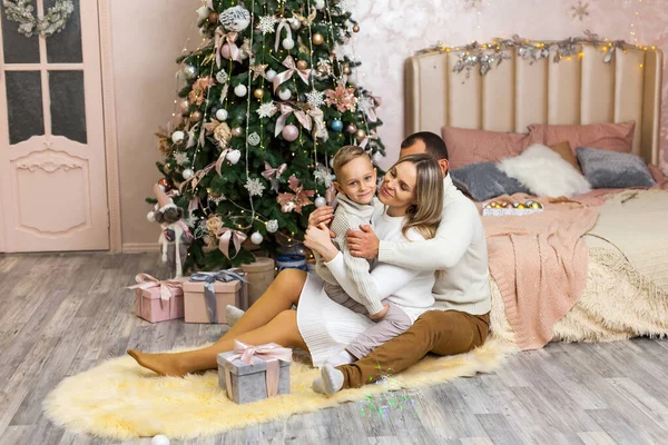 Schöne Familie Strickpullovern Sitzt Auf Einem Flauschigen Teppich Neben Einem — Stockfoto