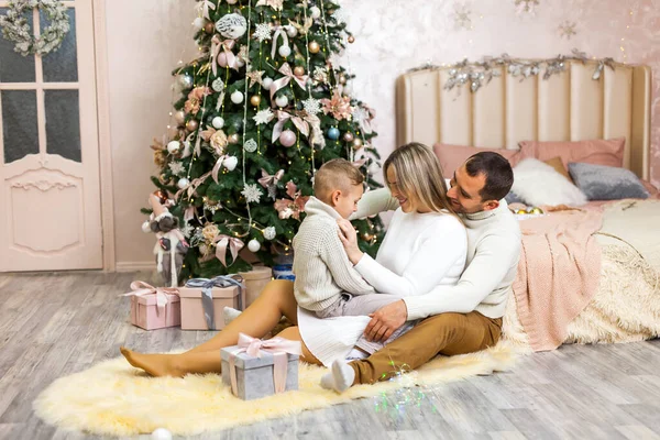 Hermosa Familia Suéteres Punto Sentados Una Alfombra Esponjosa Cerca Árbol — Foto de Stock