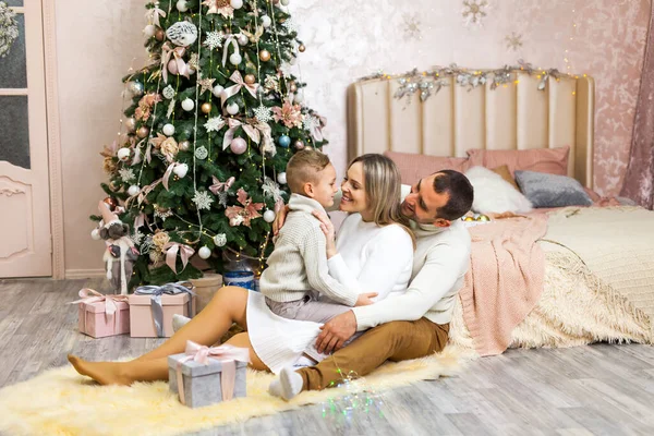 Hermosa Familia Suéteres Punto Sentados Una Alfombra Esponjosa Cerca Árbol —  Fotos de Stock