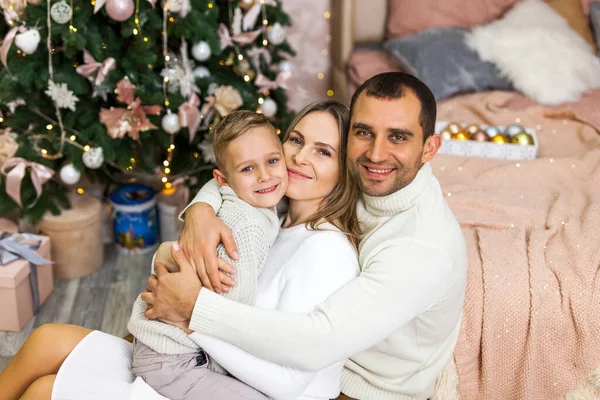 Hermosa Familia Suéteres Punto Sentados Una Alfombra Esponjosa Cerca Árbol —  Fotos de Stock