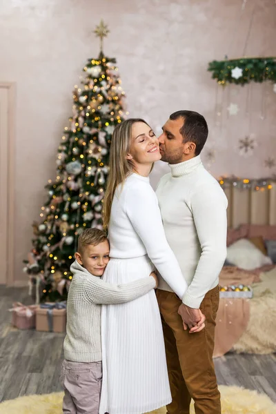 Hermosa Familia Suéteres Punto Sentados Una Alfombra Esponjosa Cerca Árbol —  Fotos de Stock