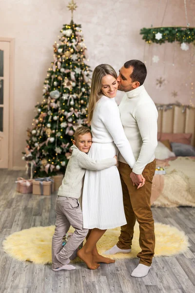 Hermosa Familia Suéteres Punto Sentados Una Alfombra Esponjosa Cerca Árbol —  Fotos de Stock