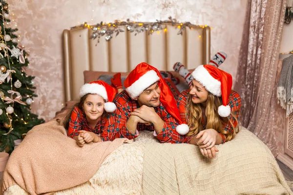 Familjeporträtt Pyjamas Liggande Sängen Mor Far Liten Flicka Som Har — Stockfoto